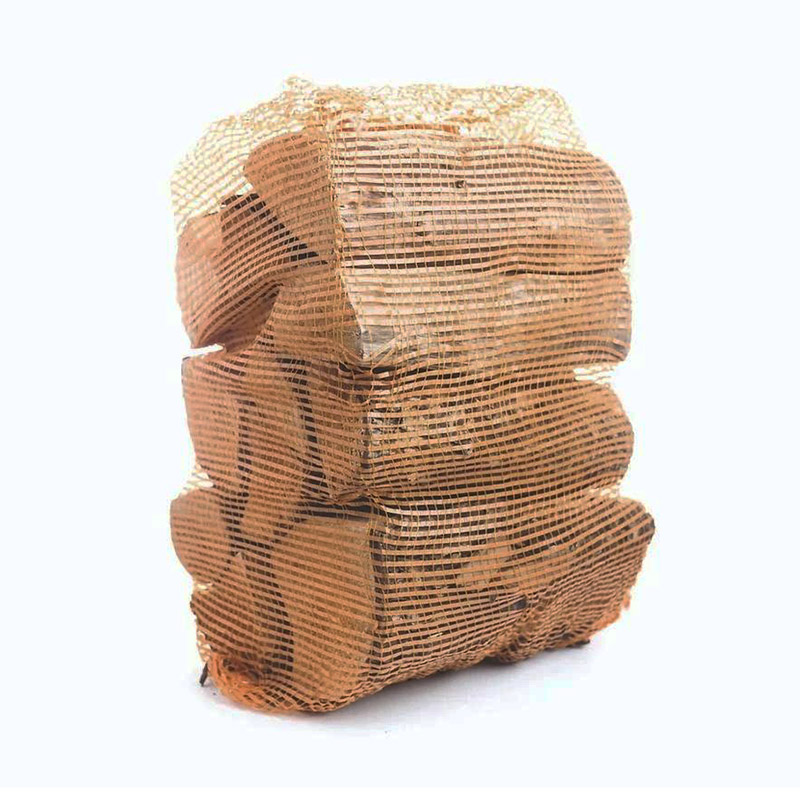 Bestel Essen pallet openhaardhout online ! Ontdek de beste waarde voor uw brandhoutbehoeften met onze grote kratten met essenbrandhout. Deze kratten zijn verpakt met hoogwaardige, ovengedroogde essen blokken en bieden een uitzonderlijke prijs-kwaliteitverhouding. Elke kist wordt zorgvuldig gevuld met een royale hoeveelheid brandhout, zodat u verzekerd bent van een ruime voorraad om uw huis het hele seizoen warm en gezellig te houden. Met hun consistente kwaliteit en indrukwekkende warmteafgifte is ons essenbrandhout de perfecte keuze voor houtkachels, open haarden en vuurkorven voor buiten. Doe geen concessies aan de waarde of kwaliteit – kies voor onze grote kratten essenhout voor een uitzonderlijke brandervaring tegen een onverslaanbare prijs. Essen wordt gewoonlijk de ‘koning’ onder het brandhout genoemd en is, zoals te verwachten, om deze reden meestal het duurste. Veel mensen vinden echter dat de waarde van het kopen van essen zeker de moeite waard is, en daar zijn wij het niet mee oneens! Bestel Essen pallet openhaardhout online
